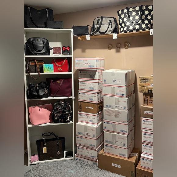 $3 SHOPWITHJULIEEE LIVE SHOW🫶🏻 - Picture 2 of 7